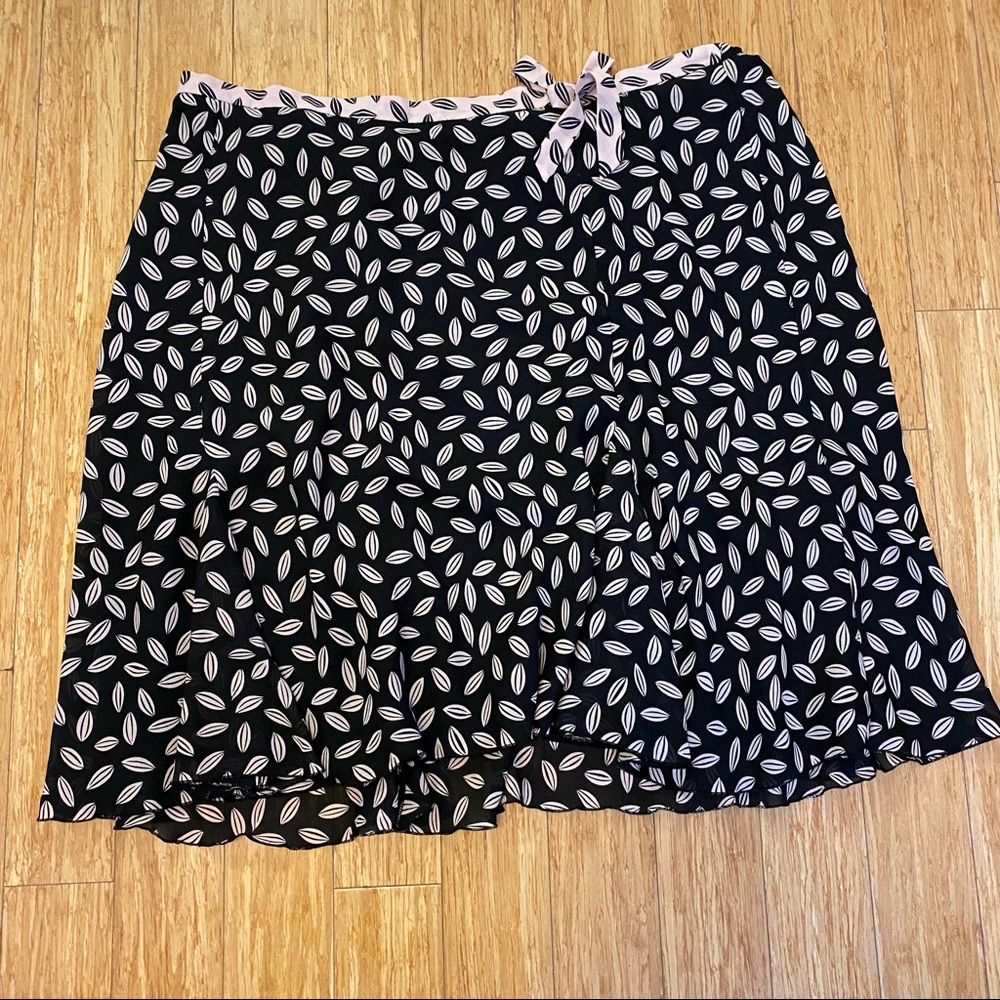 Avenue 30/32 plus size Skirt Flared Skirt With Leaf & Bow Accent